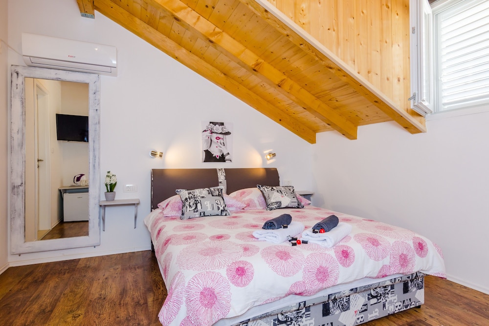 Double Room (5)