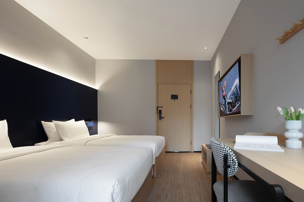Basic Twin Room, City View photo 1