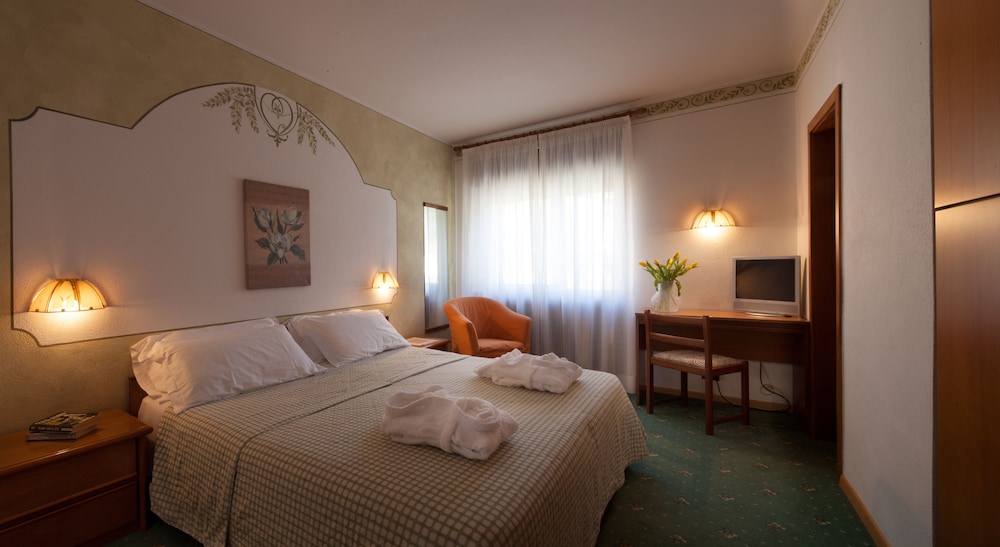 Deluxe Double or Twin Room, Lake View photo 2