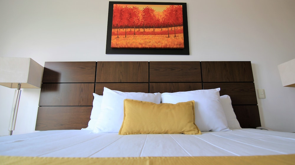 Standard Room, 1 King Bed photo 3