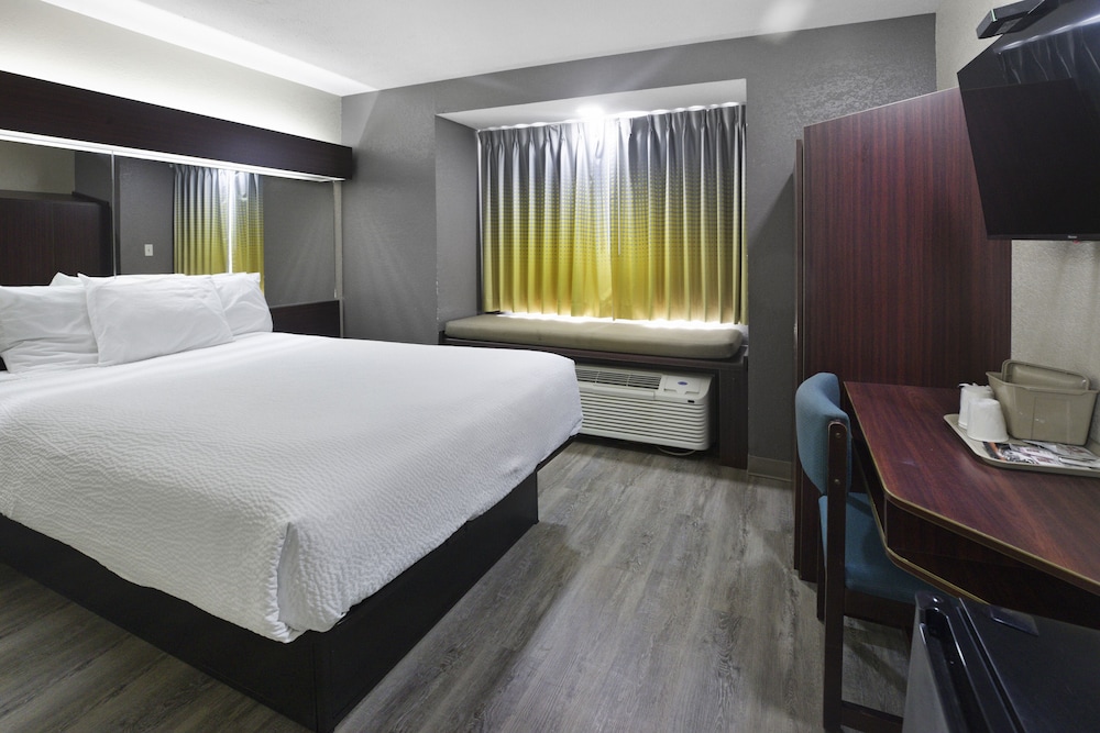 Room, 1 Queen Bed, Accessible, Non Smoking (Mobility/Hearing Impaired) - Photo 1