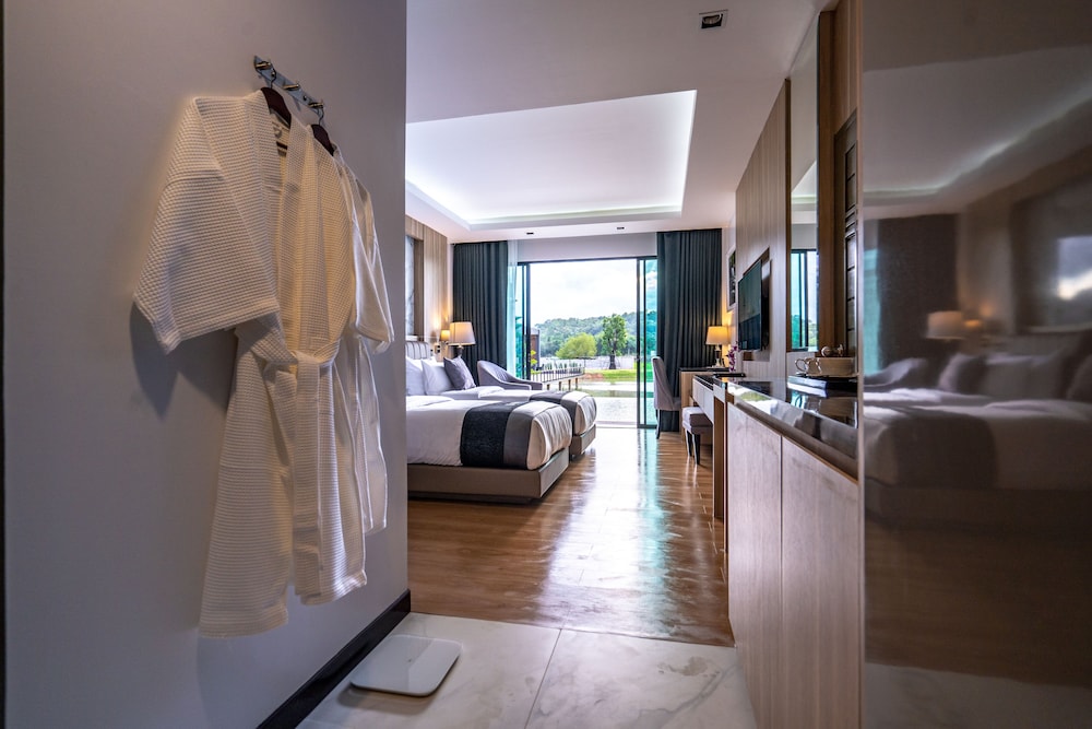 Deluxe Room, 1 King Bed - Photo 9