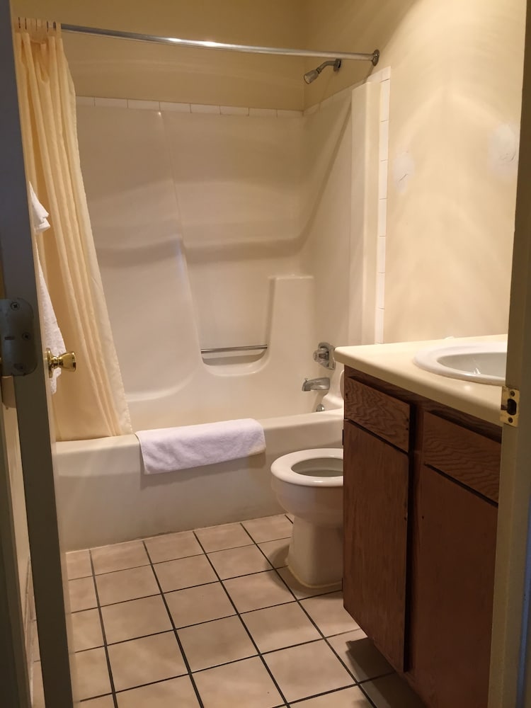 Non Poolside Room with Two Full sized beds Smoking photo 3