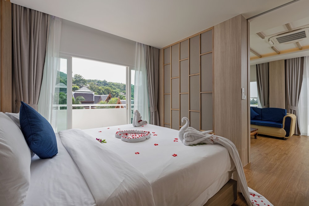New One Bedroom Penthouse Suite with Rooftop Jacuzzi - Photo 12