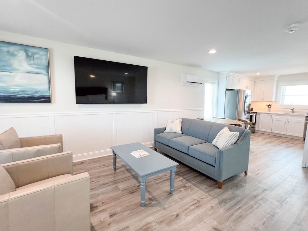 Saltwater Resort Adjacent 1st Fl: 1007 (Queen) & 1008 (King)