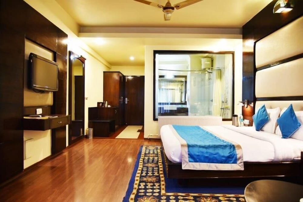Superior Room, 1 King Bed, Non Smoking, City View photo 2