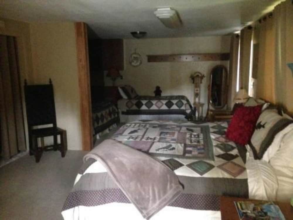 Comfort Quadruple Room, Multiple Beds (Large room - shared bathroom) photo 2