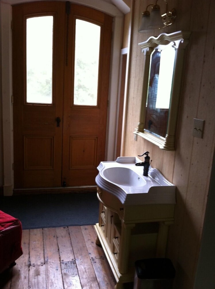 Suite, 1 King Bed (The Coach House) photo 3