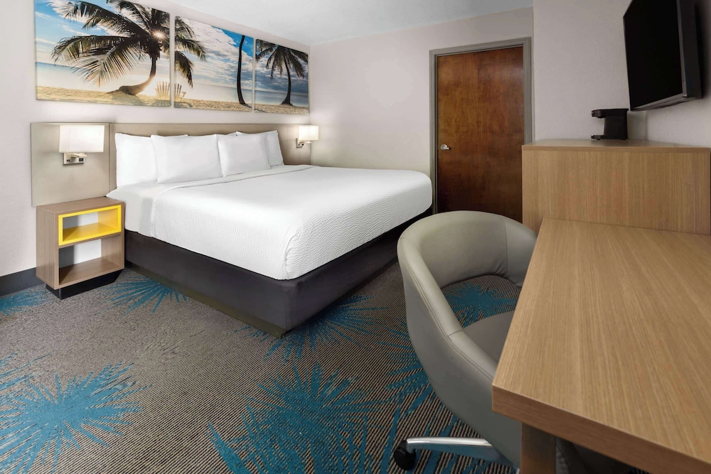 Standard Room, 1 King Bed - Photo 1