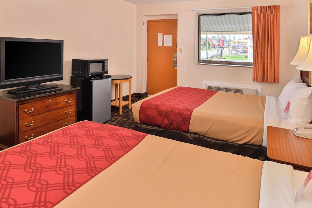 Economy Room, 2 Queen Beds, Non Smoking photo 2