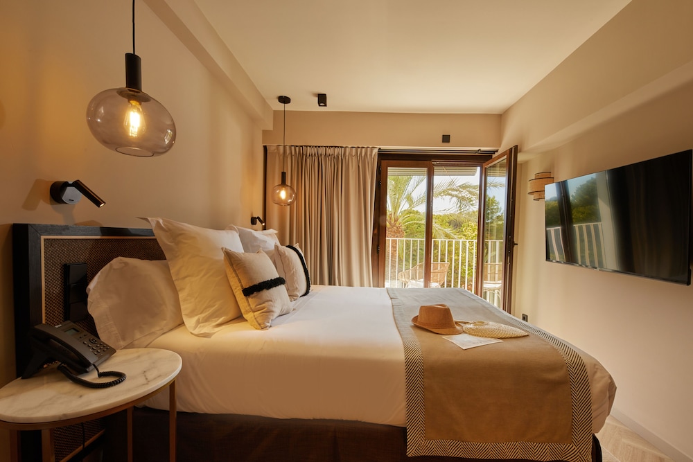 Junior Suite, Balcony, Partial Sea View thumbnail 5