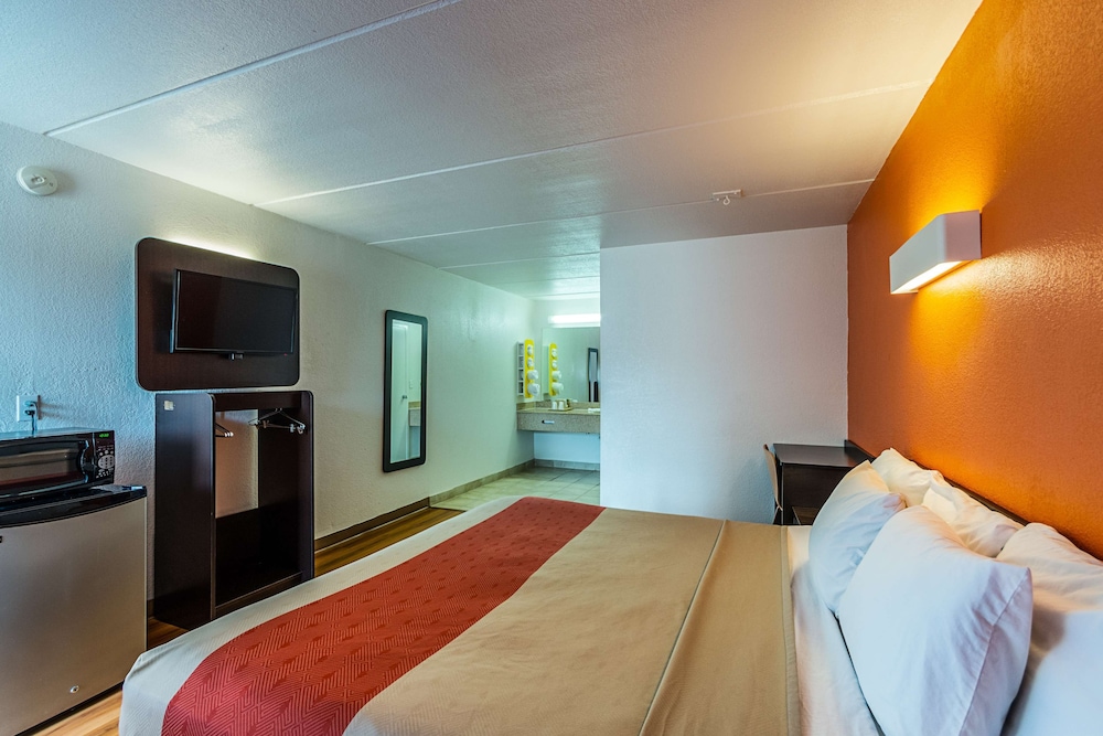 Standard Room, 1 King Bed, Non Smoking - Photo 2