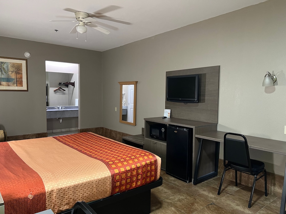 Deluxe Room, 1 King Bed, Non Smoking photo 2