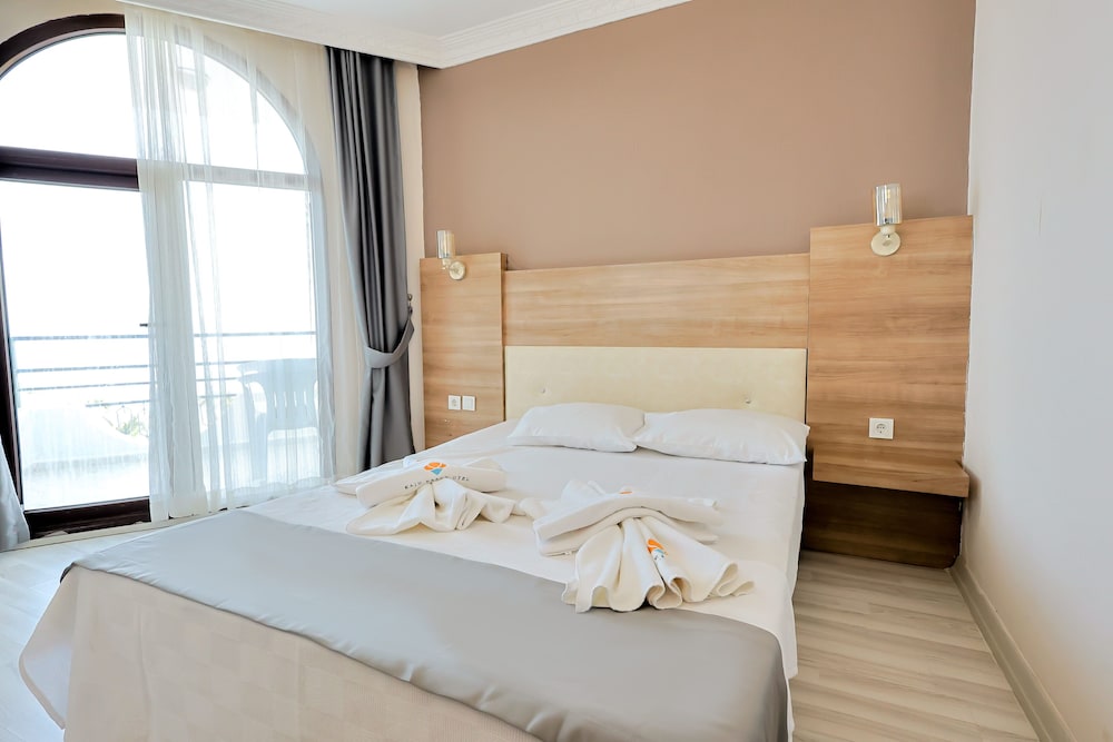Standard Double Room, 1 Queen Bed, Non Smoking, Sea View photo 1