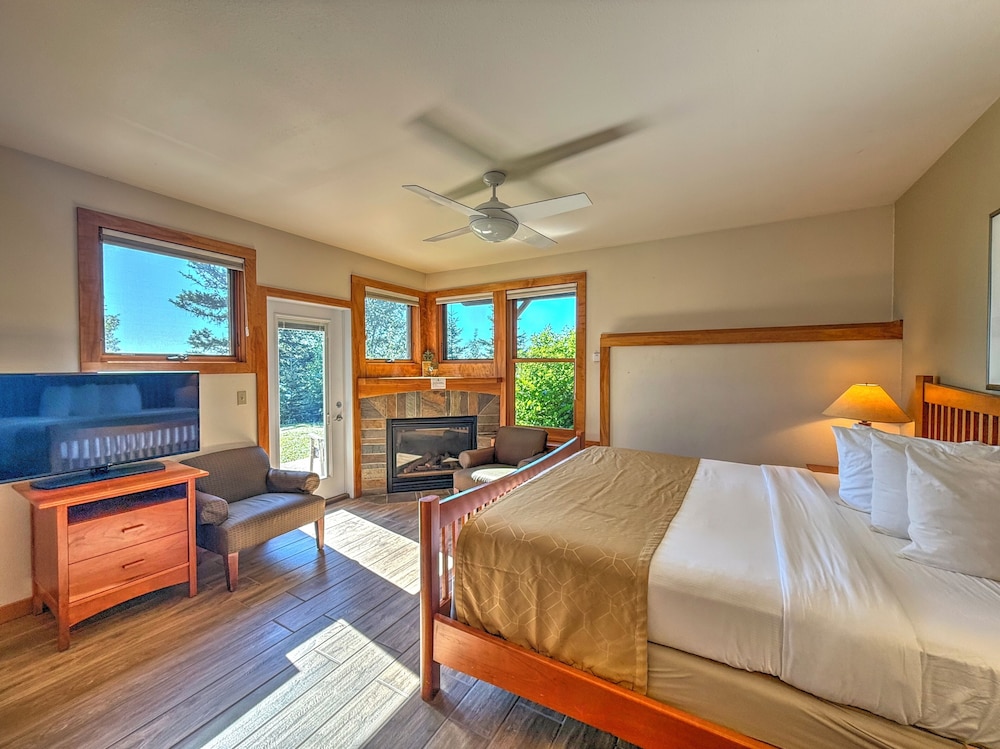 Double Room (Lakefront Lower King Guestroom)
