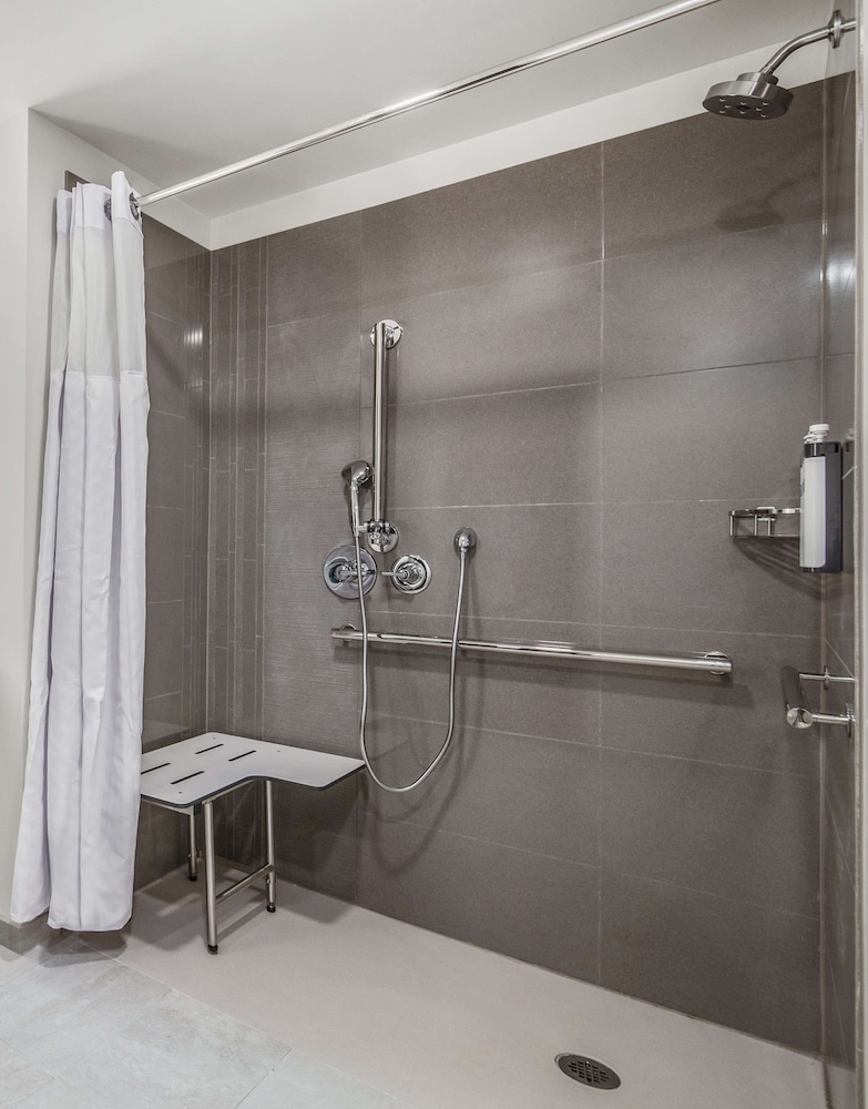 Room, 2 Queen Beds, (Accessible, Roll-in Shower) - Photo 4