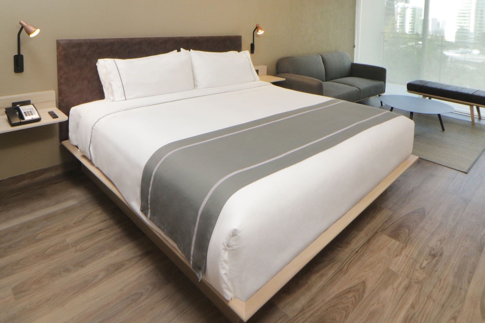 Suite, 1 Bedroom - Photo 3