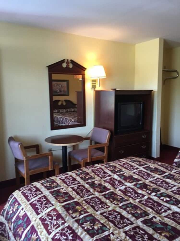 Classic Room, 1 King Bed, Smoking photo 1