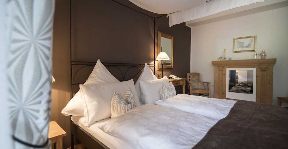 Junior Suite, 1 Queen Bed, Terrace, Mountain View photo 3
