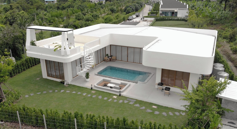 Luxury Villa photo 1
