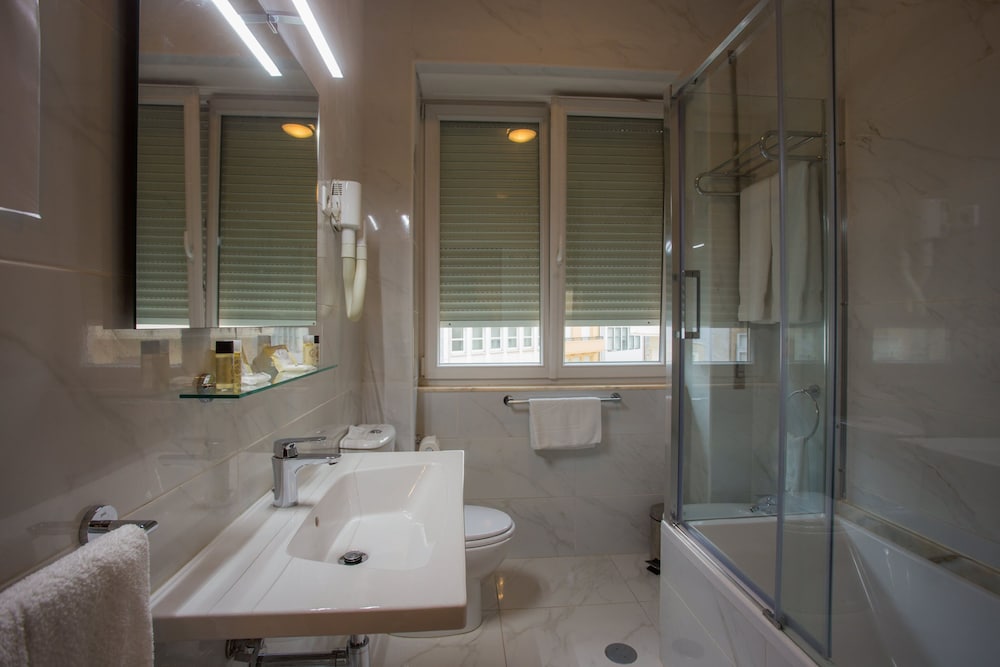 Superior Double Room thumbnail 6