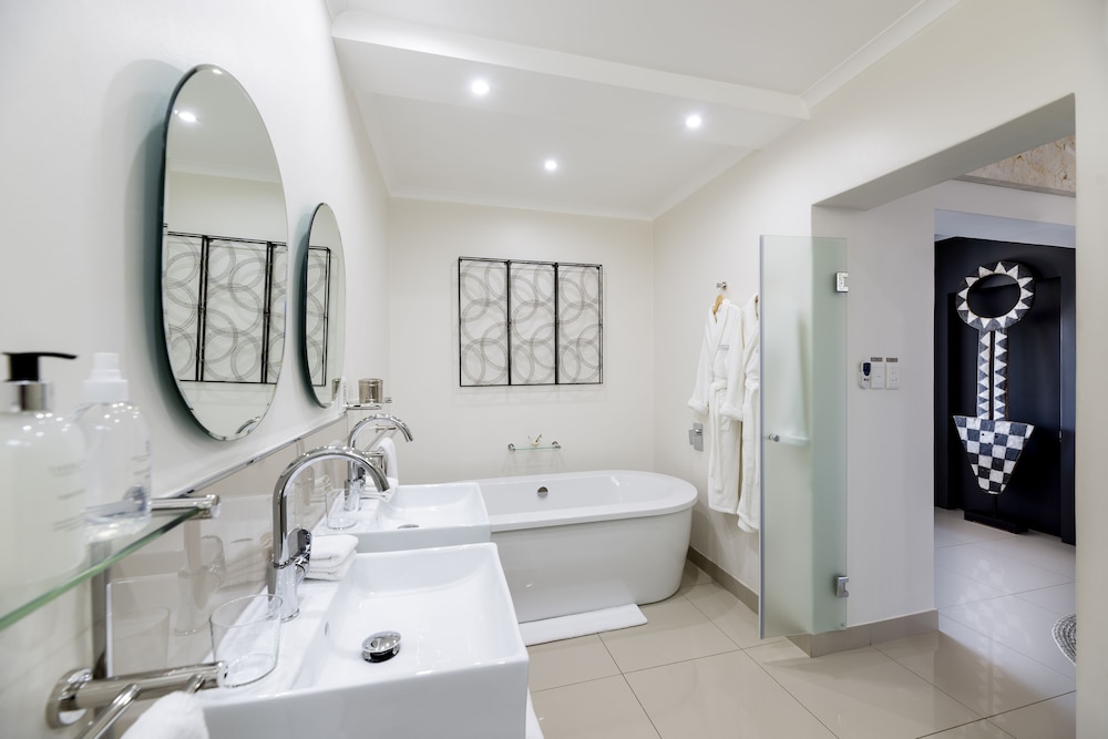 THE BLOEM SUITE TWO photo 3