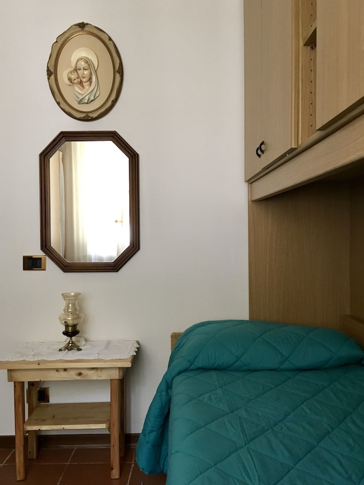 Standard Single Room, Shared Bathroom photo 2
