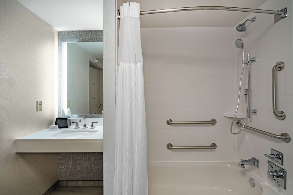 Premium Room, 1 King Bed, Accessible, Bathtub (Hearing) - Photo 4