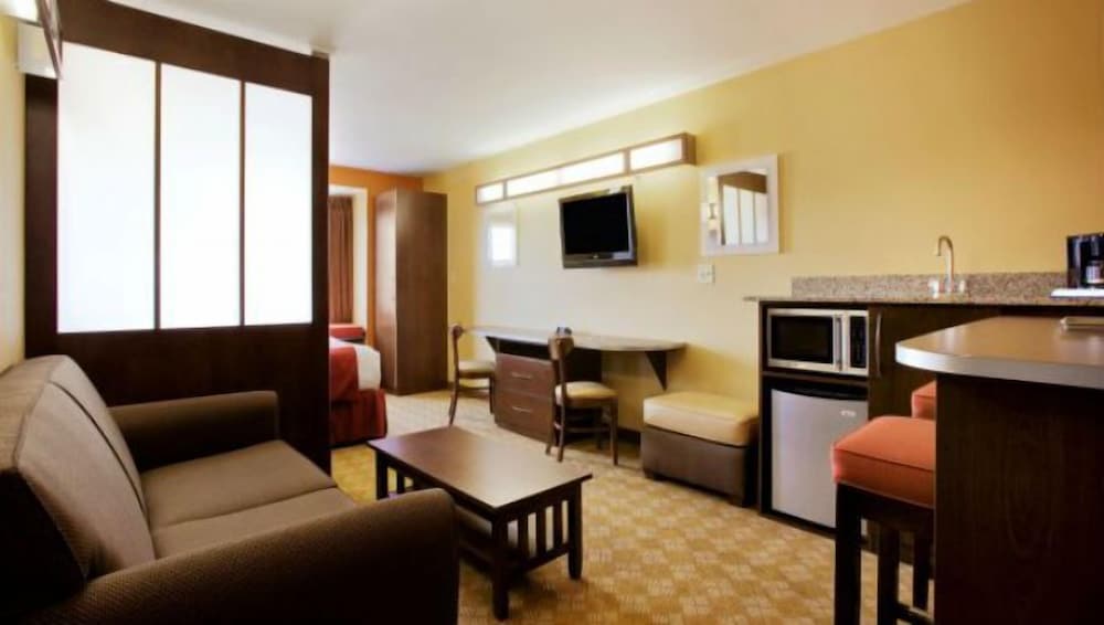Suite, 1 Queen Bed, Non Smoking - Photo 4