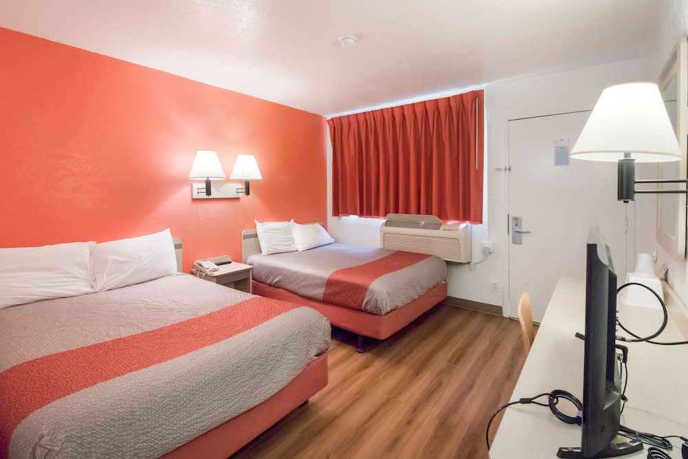 Standard Room, 2 Double Beds, Non Smoking, Refrigerator & Microwave photo 2