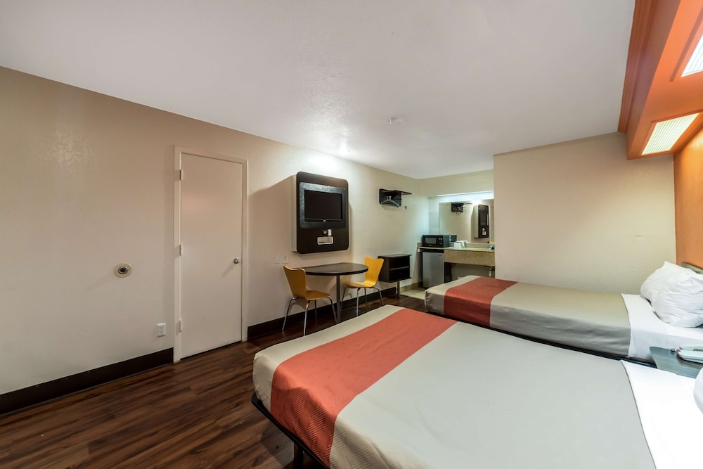 Standard Room, 2 Double Beds, Non Smoking - Photo 2