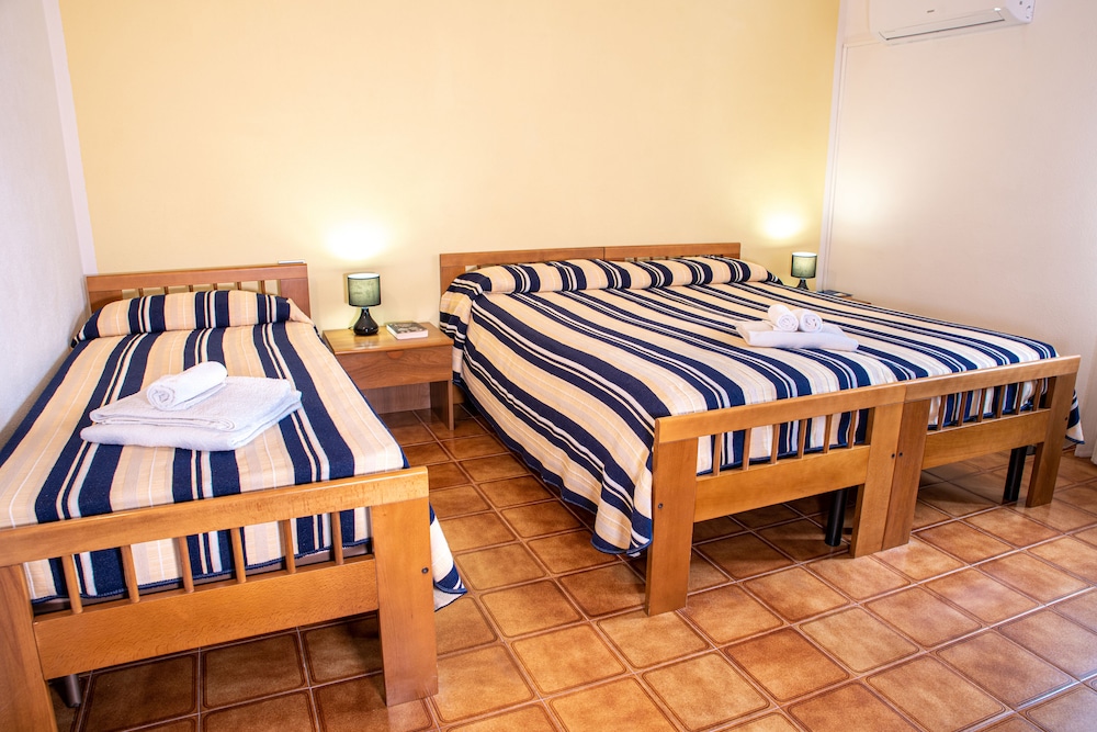 Economy Triple Room photo 1