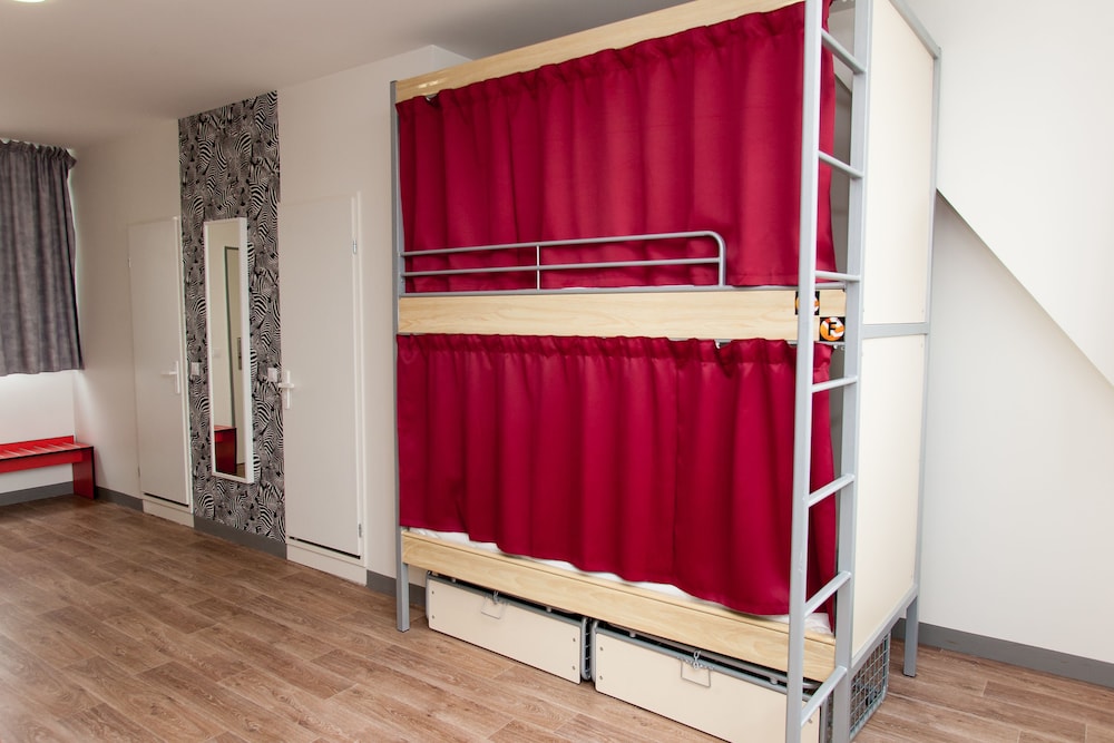 One Bed in a Four Bed Female Dorm With Shared Bathroom photo 3