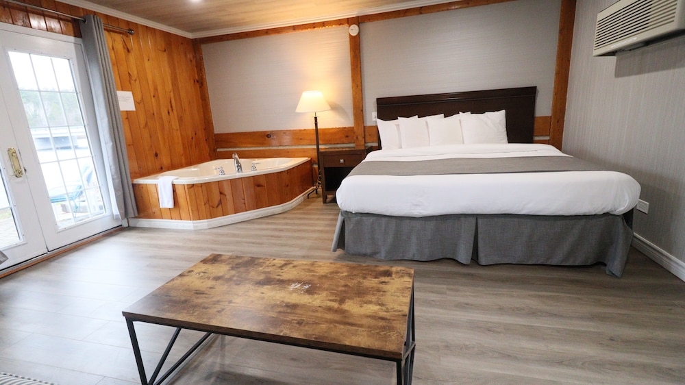 Junior Suite, 1 Queen Bed with Sofa bed, Jetted Tub, Lake View photo 2