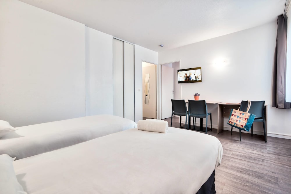 Standard Room, Multiple Beds, Non Smoking - Photo 5