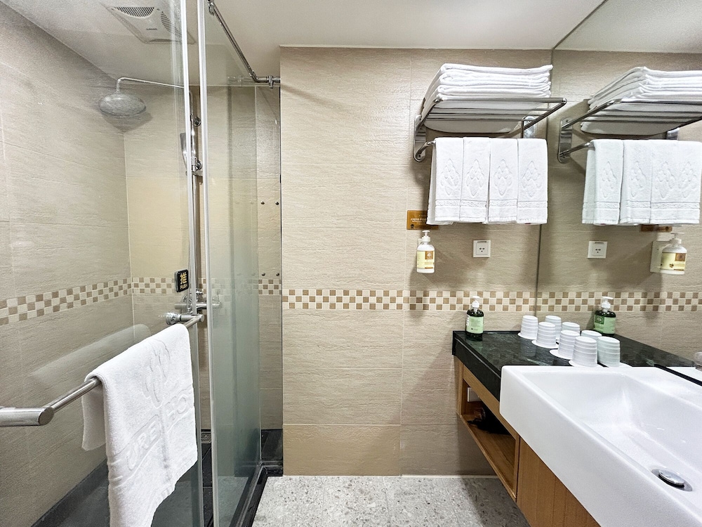 Basic Quadruple Room photo 3