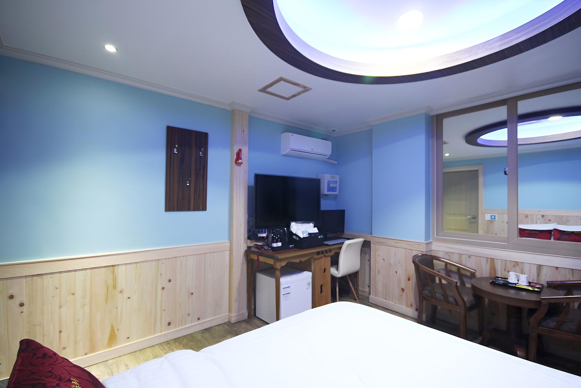 Room (Standard Room) - Photo 15