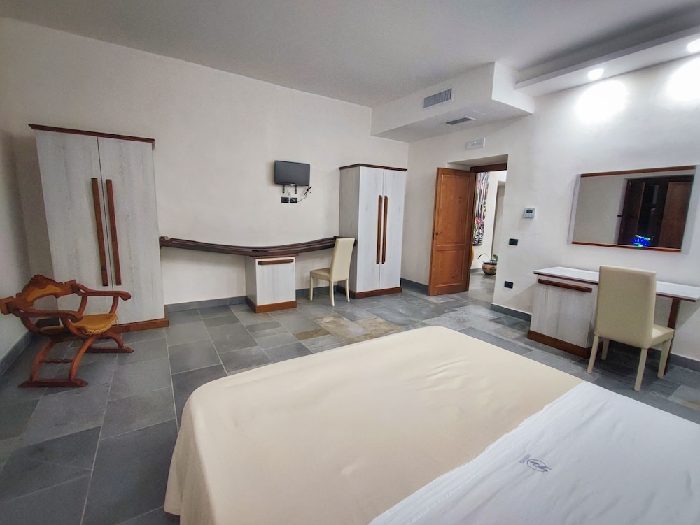 Premium Suite, 2 Double Beds, Balcony, City View photo 3