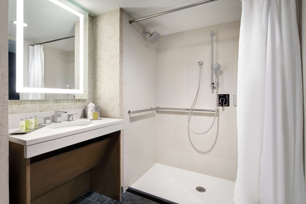 Room, 2 Queen Beds, Accessible, Non Smoking (w/ roll-in shower) - Photo 7
