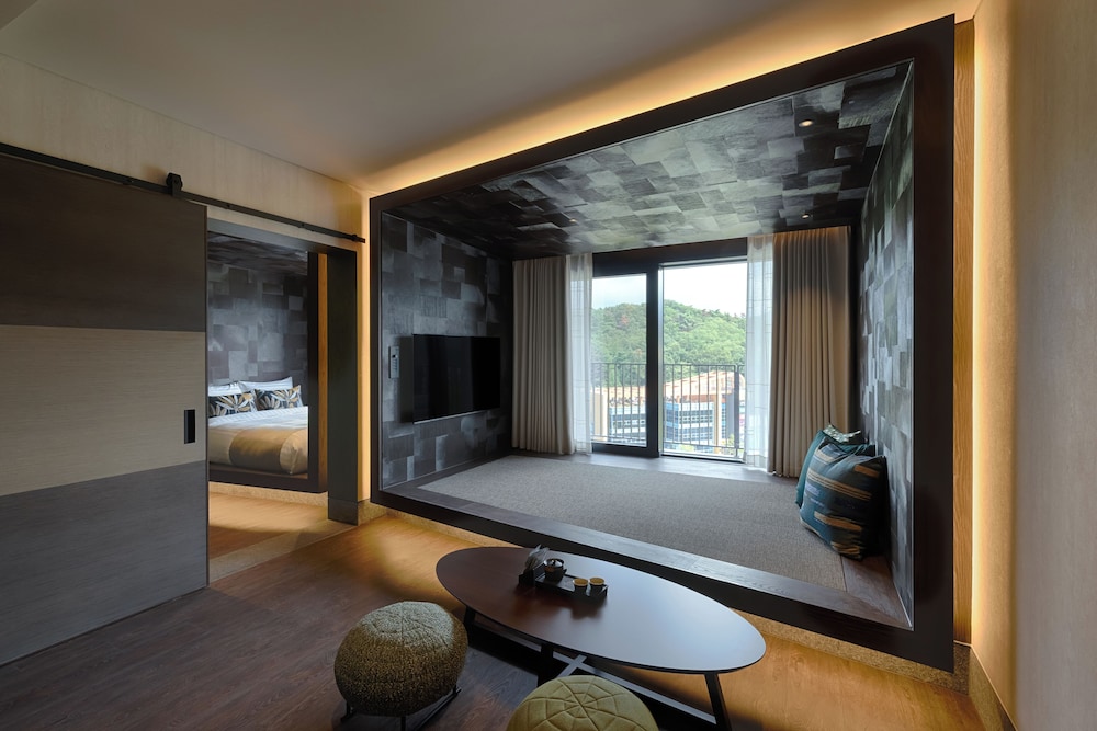 Deluxe Suite B (Clean/View Free/1 Double, 1 Single)