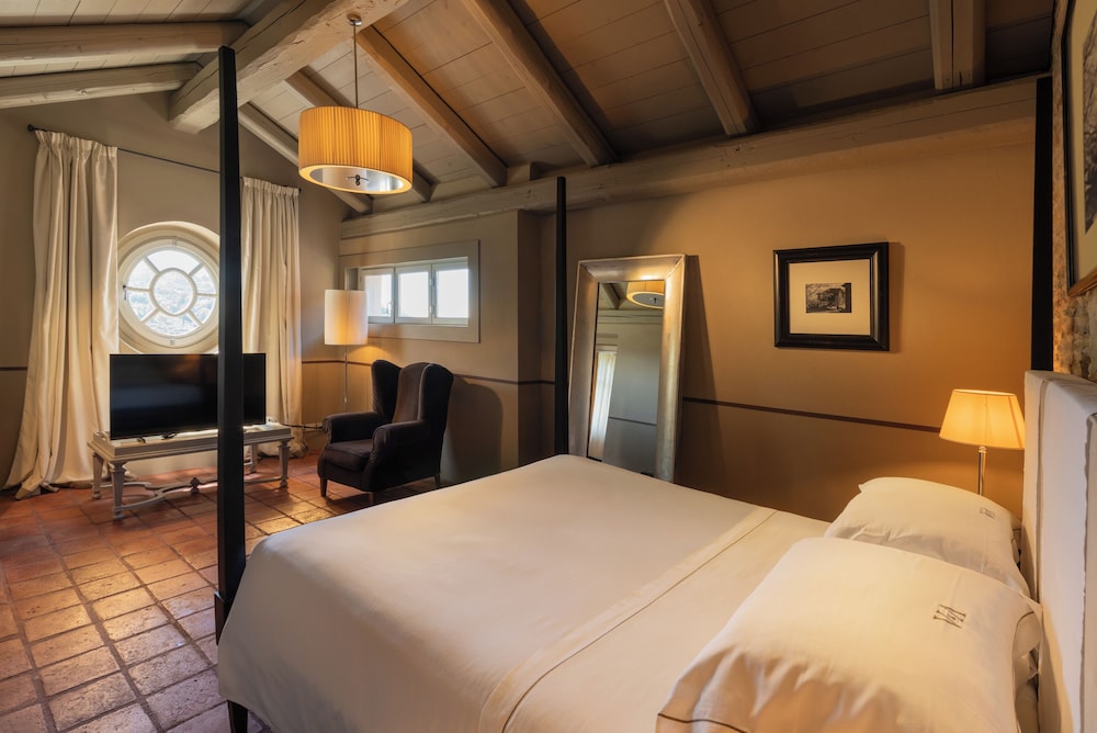 Suite, 1 Queen Bed with Sofa bed photo 1
