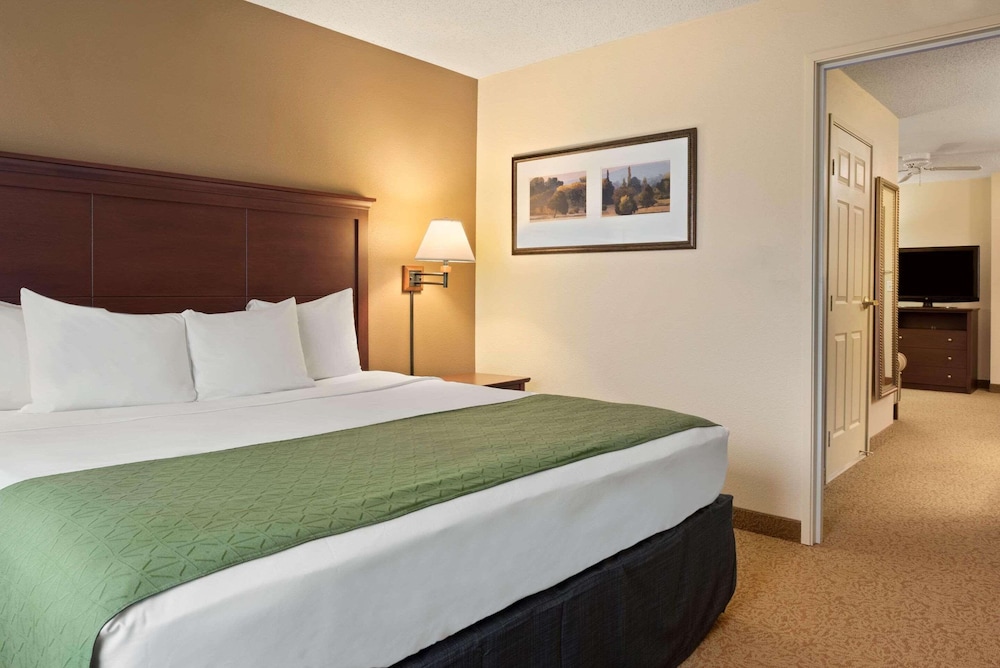 Suite, 1 King Bed, Non Smoking, Jetted Tub - Photo 1