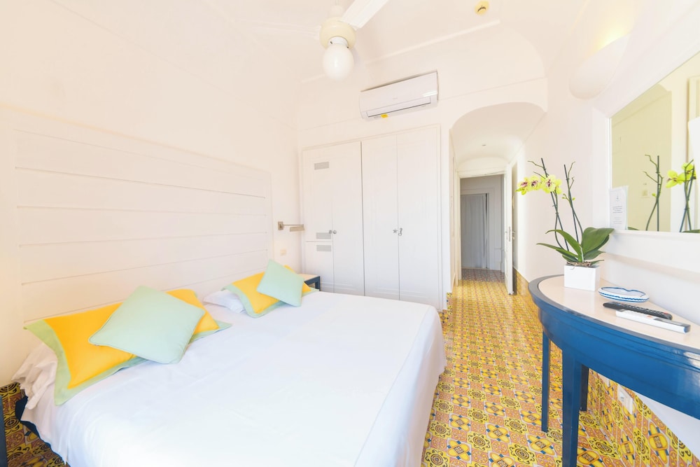 Standard Triple Room, Sea View photo 2