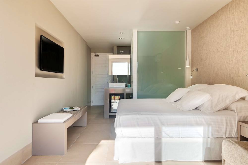 Double Room (2 adults + 1 Child) photo 3
