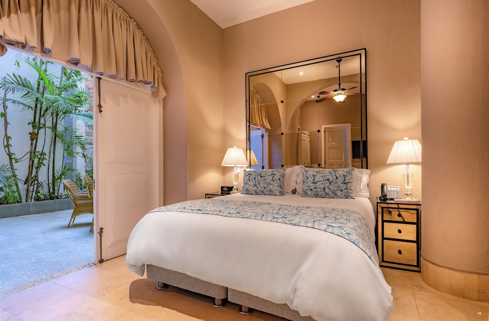 Colonial Standard, 1 Queen Bed photo 1