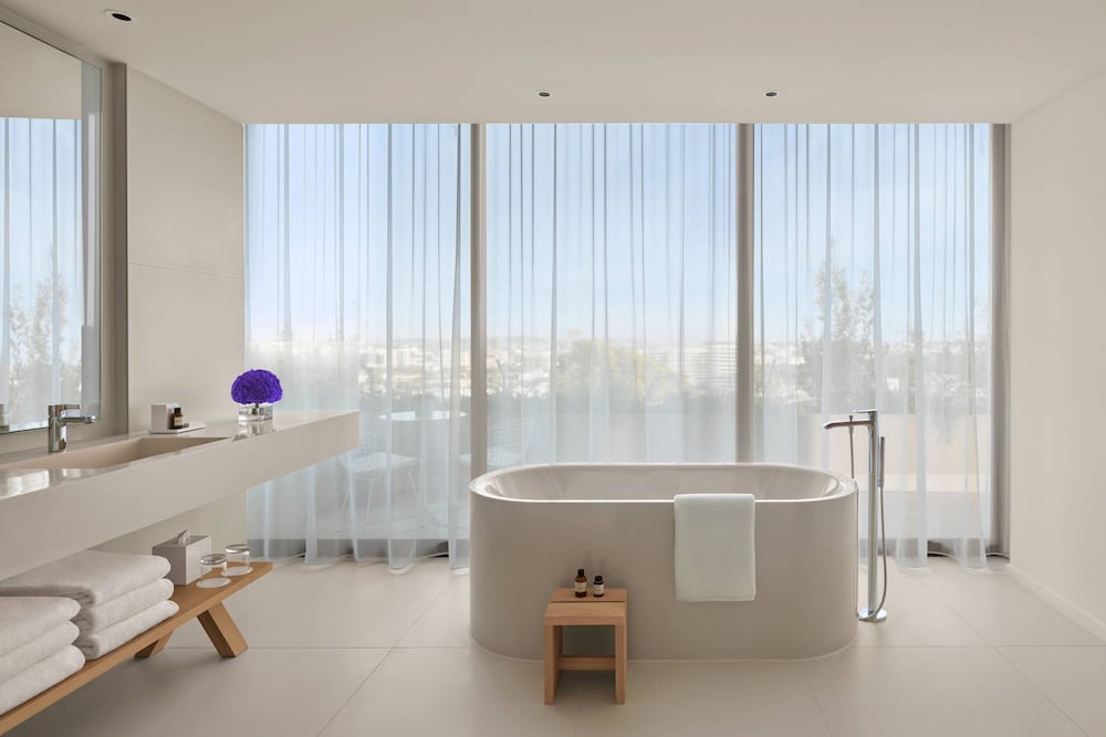 One Bedroom Superior Suite (Non Smoking) thumbnail 5