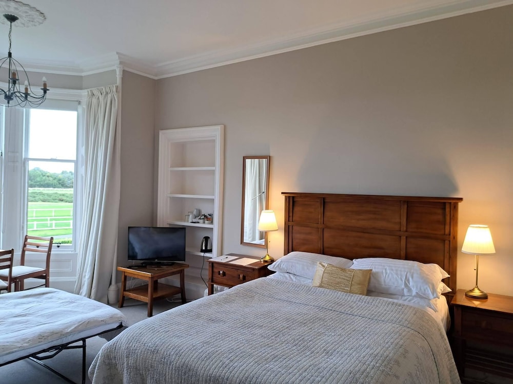 Economy Double Room, 1 Queen Bed With Sofa Bed, Golf View, Shared Bathroom