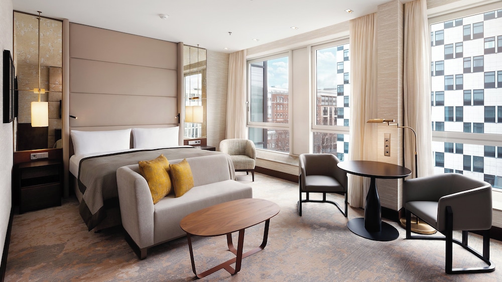 Club Room, 1 King Bed, Club Lounge Access