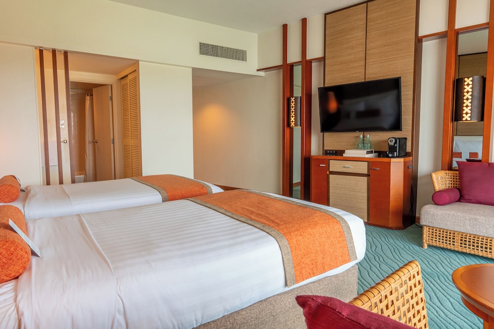 Ocean Front Premier with Lounge access (Breakfast at Restaurant, includes child) - Photo 3
