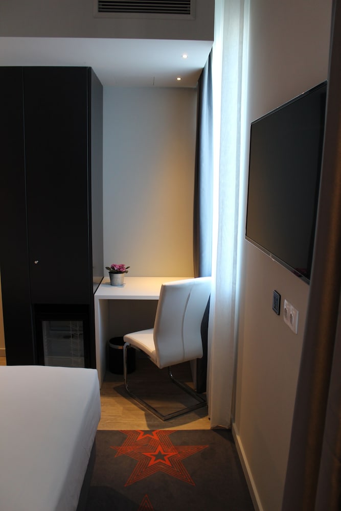 Available room thumbnail 5